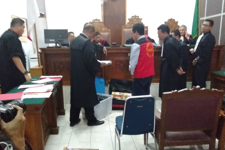Jaksa dan kuasa hukum periksa barang bukti dalam persidangan kasus perusakan dan penghilangan barang bukti dengan terdakwa Joko Driyono di Pengadilan Negeri Jakarta Selatan, Kamis (20/6/2019)