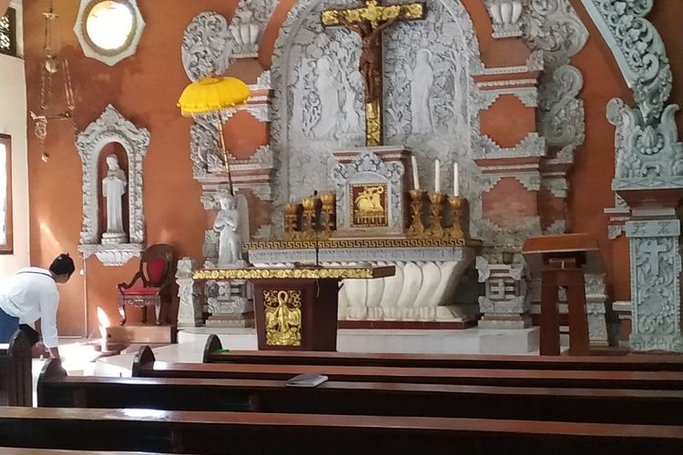 Umat membersihkan Gereja Katolik Paroki Santo Yoseph, Denpasar membersihkan Gereja usai dirusak seorang pria berinisial  A pada Selasa (9/7/2019) pagi
