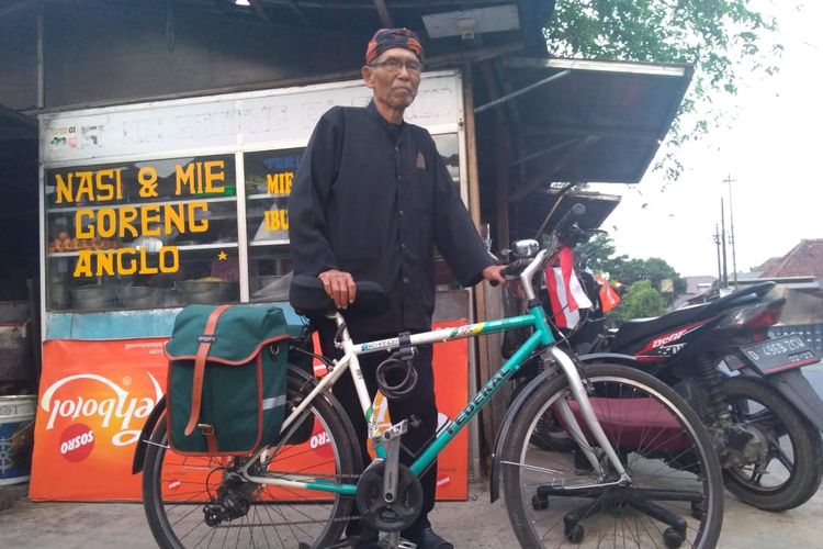 Abah Landoeng bersama sepeda yang menjadi alat transportasinya. 