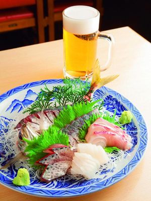 Aji (ikan horse mackerel) no Sugata (seafood yang disiapkan dengan cara tetap menjaga bentuk aslinya) dengan Assorted Sashimi