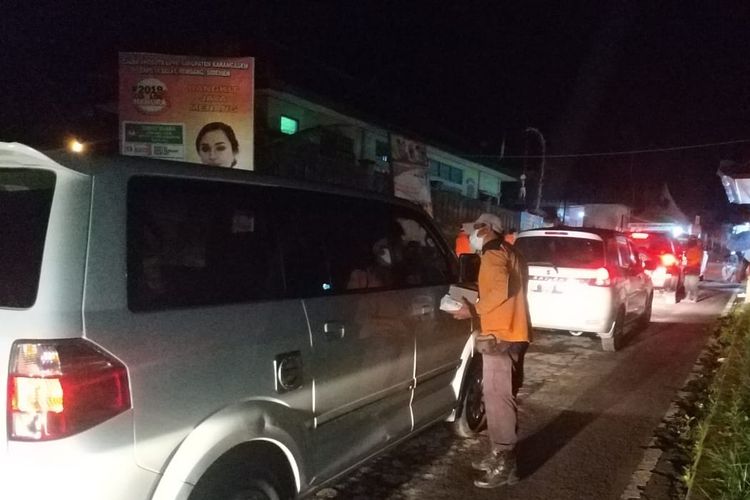 Petugas BPBD Karangasem membagikan masker kepada warga pasca letusan Gunung Agung yang terjadi pada Kamis (11/4/2019) malam