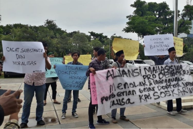 Aksi mahasiswa di depan gedung Rektorat UIN Sunan Ampel Surabaya, Selasa (26/3/2019)