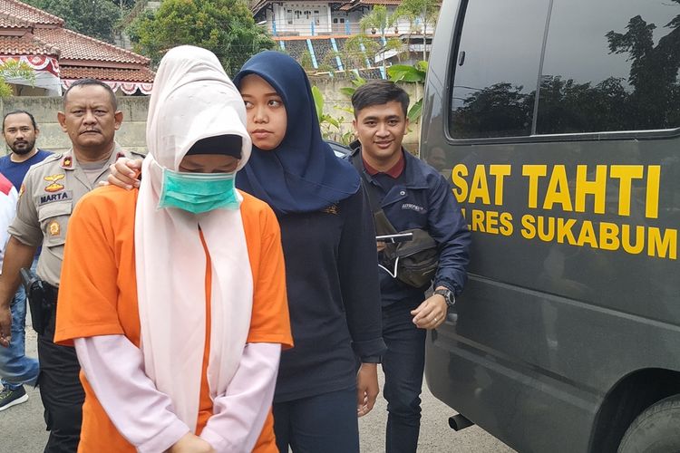 Tersangka AK (45) mengenakan pakaian warna orange digiring sejumlah anggota polisi di Polres Sukabumi di Palabuhanratu, Sukabumi, Jawa Barat, Rabu (28/8/2019).