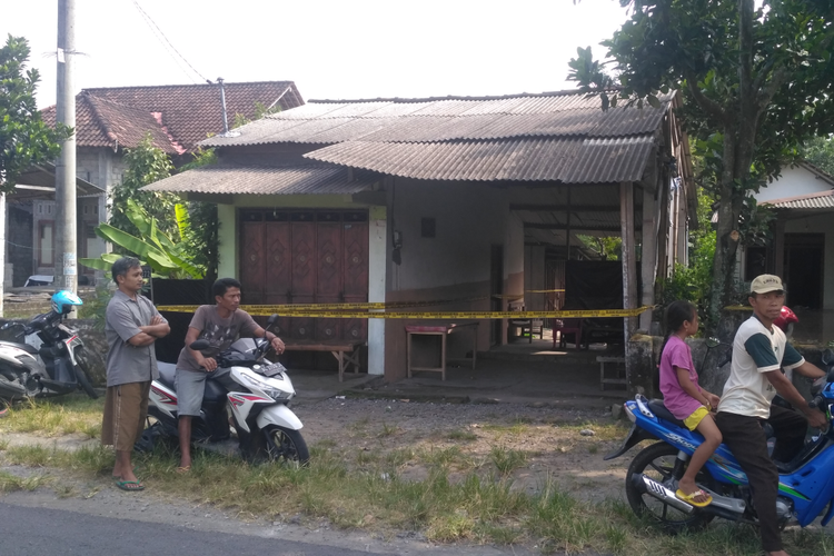 Suasana rumah sekaligus kontrakan tersangka AS yang diduga tempat eksekusi dan mutilasi korban Budi Hartanto (28) di Desa Sambi, Kecamatan Ringinrejo, Kabupaten Kediri, Jawa Timur.