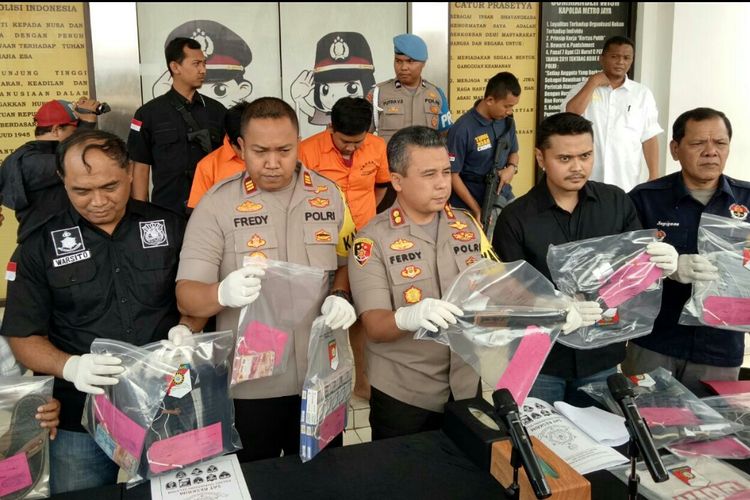 Kapolres Tangerang Selatan, AKBP Ferdy Irawan saat menggelar barang bukti hasil kejahatan pelaku ES dan RM dalam membobol minimarket di Cisauk, Kabupaten Tangerang, Sabtu (10/8/2019).
