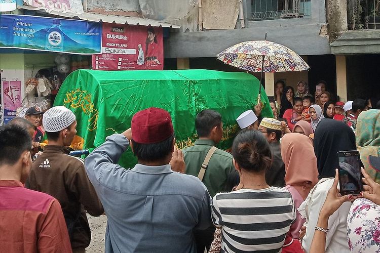 Puluhan warga melayat jenazah FAN (8) di Kecamatan Megamendung Puncak Bogor, Rabu (3/7/2019)