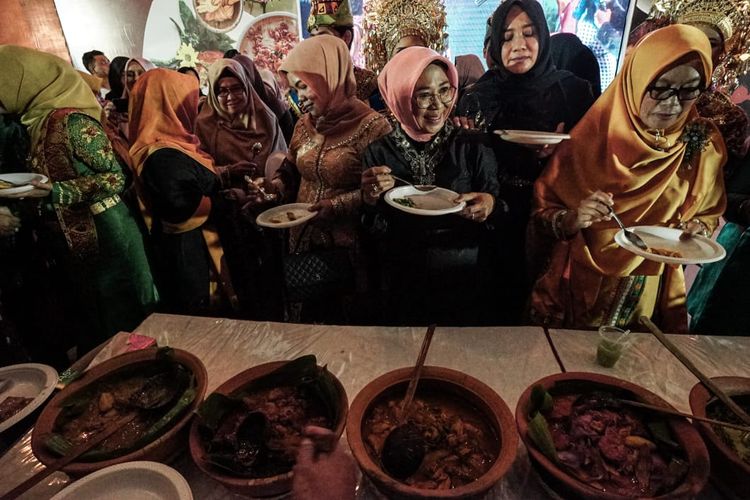 Tenaga Ahli Menteri Pariwisata Bidang Management Calender of Event (CoE) Esthy Reko Astuti (kerudung pink) saat pembukaan gelaran Aceh Culinary Festival (ACF) di Taman Ratu Safiatuddin Banda Aceh, Jumat (5/7/2019) .