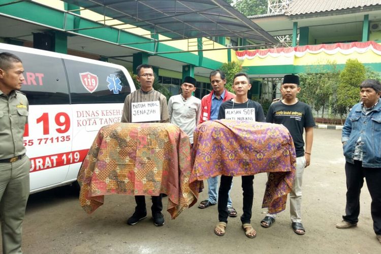 Sebagian Warga Kota Tangerang menggelar aksi unjuk rasa di Dinas Kesehatan, Kota Tangerang, Senin (26/8/2019). Aksi ini menuntut untuk memperbaiki pelayanan puskesmas diseluruh kota Tangerang 