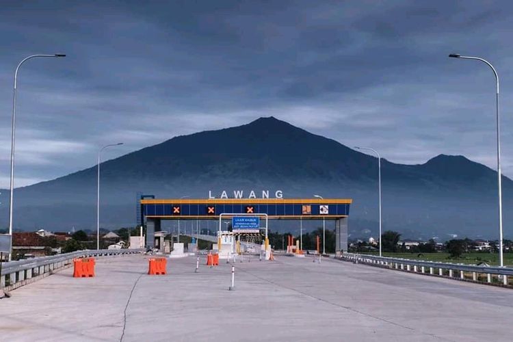 Panorama Gerbang Tol Lawang sebagai bagian dari Jalan Tol Pandaan-Malang dengan latar Gunung Arjuno.