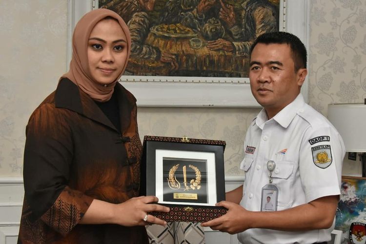 Executive Vice President DAOP 1 Jakarta Dadan Rudiansyah bersama Bupati Karawang Cellica Nurrachadiana, Kamis (25/4/2019).