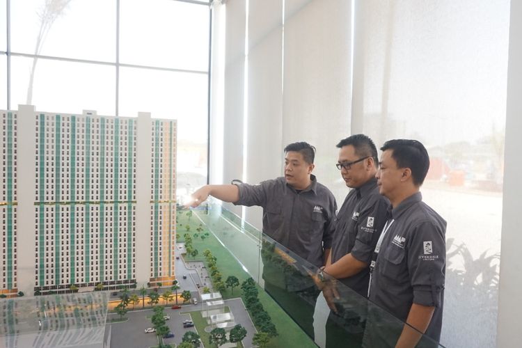 PT Mastertama Adhi Propertindo secara resmi memulai pembangunan apartemen Riverdale Cibitung pada Minggu (18/8/2019). Tampak dalam gambar Director of Sales and Marketing Simon Suhendro, Head of Brokers Jimmy Bustamente, dan Head of Sales Jimmy Gunawan.