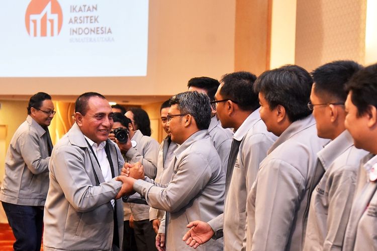 Gubernur Sumut Edy Rahmayadi menyalami pengurus AIA Sumut masa bakti 2019-2022, Rabu (21/8/2019)