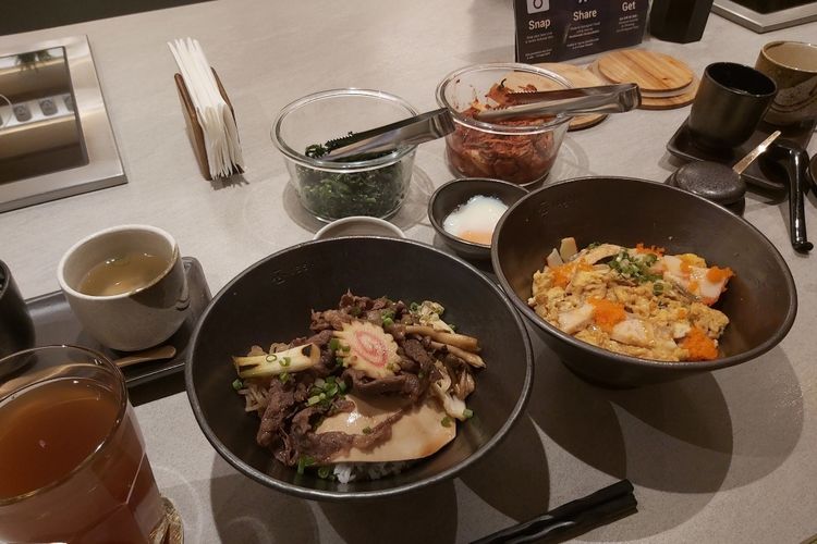 Sukiyaki Don dan Tamago Don merupakan dua menu utama yang ditawarkan oleh Isshin.