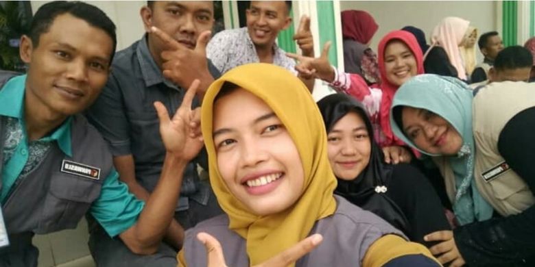 Lima anggota PPD di Aceh Tamiang berfoto dengan pose dua jari pada 12 April 2019. 