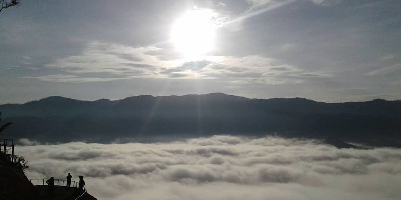 Pemandangan Negeri Di Atas Awan di Gunung Luhur, Citorek, Kecamatan Cibeber Kabupaten Lebak, Banten