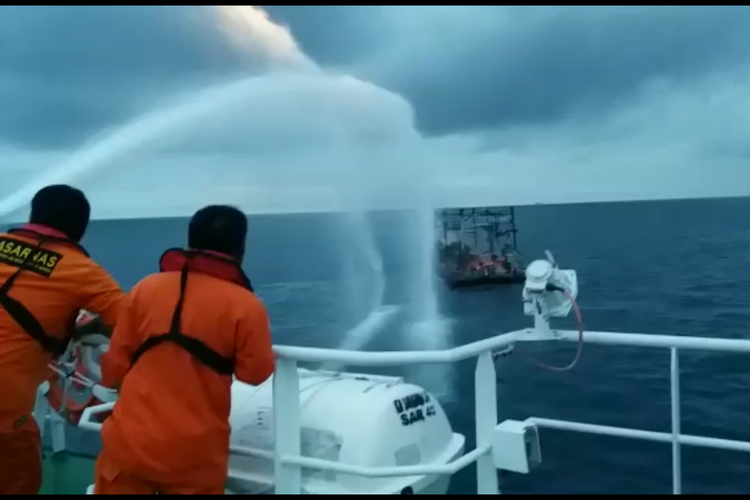 Petugas berupaya memadamkan api yang membakar kapal KM Riki Baru di perairan Kepulauan Seribu, Selasa (12/3/2019).