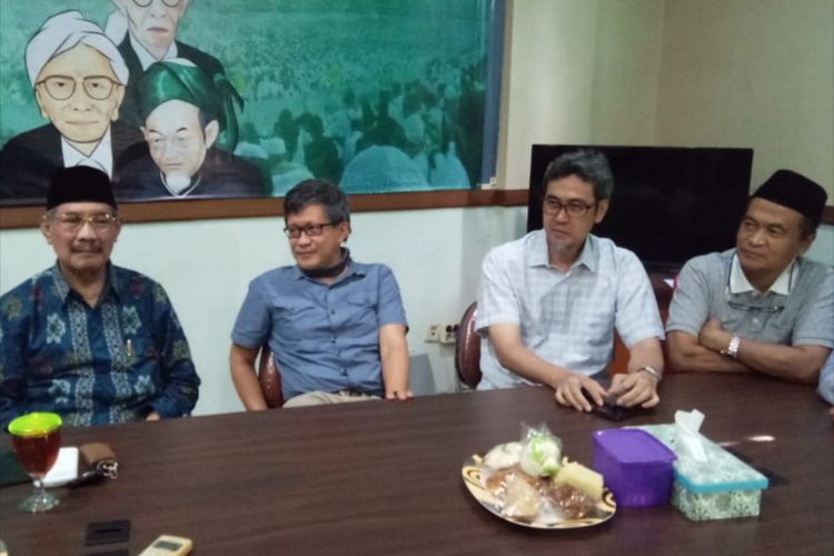 Rocky Gerung (tengah) saat menggelar jumpa pers di Surabaya, Selasa (19/3/2019)
