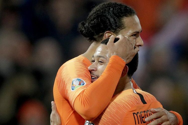 Virgil van Dijk dan Memphis Depay merayakan gol pada laga Timnas Belanda vs Belarus di De Kuip pada babak kualifikasi Piala Eropa 2020, 21 Maret 2019. 