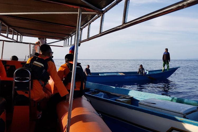 Tim SAR bersama sejumlah warga mencari seorang nelayan bernama La Hama warga Desa Ampera, Kecamatan Amahai, Kabupaten Maluku Tengah yang dilaporkan hilang di perairan Teluk Elpaputi, Sabtu (23/3/2019)
