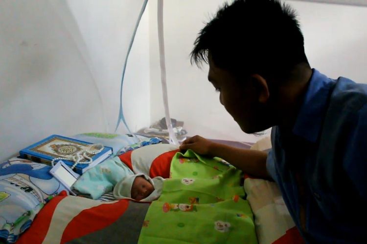 Warga Kelurahan Laiworu, Kecamatan Batalaiworu, Kabupaten Muna,  Sulawesi Tenggara, dihebohkan dengan penemuan sesosok bayi perempuan terbungkus plastik yang baru dilahirkan pada Senin (1/4/2019) siang.  