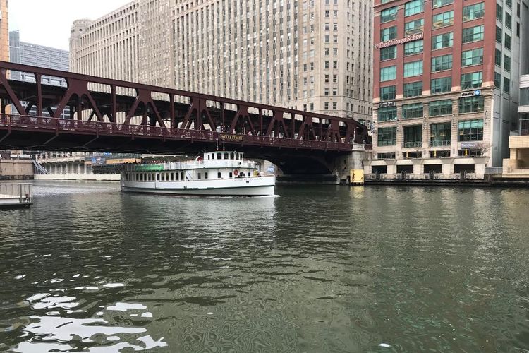 Suasana Kota Chicago saat berwisata riverwalk atau berjalan menyusuri Sungai Chicago di Chicago, negara bagian Illinois, Amerika Serikat, Sabtu (5/4/2019). Wisata riverwalk jadi daya tarik bagi turis mancanegara yang berkunjung ke Chicago.