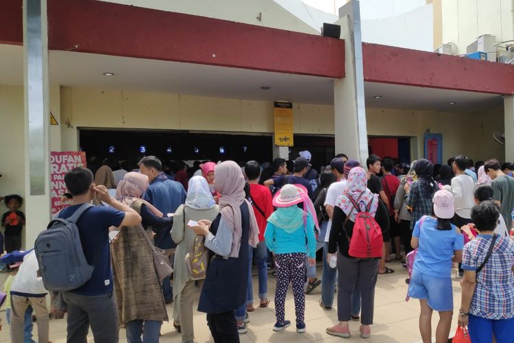 Antrean wisatawan di pintu masuk Dunia Fantasi Taman Impian Jaya Ancol, Jakarta, Kamis (17/2). 