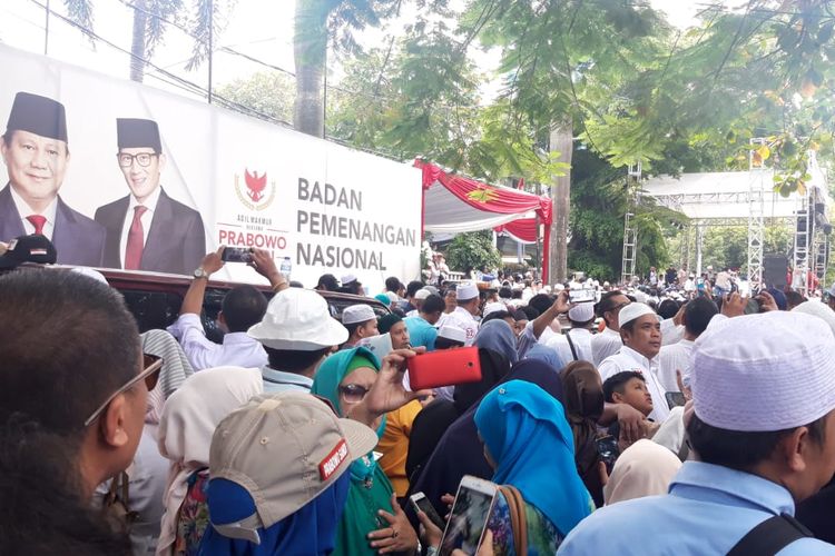 Massa pendukung berkumpul di depan rumah Prabowo Subianto, Jalan Kertanegara, Jakarta Selatan, Jumat (19/4/2019).