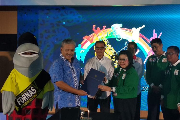 Menteri Pemuda dan Olahraga Imam Nahrawi berpose dengan Ketua Umum FORMI Hayono Isman pada sela peluncuran logo dan maskot FORNAS, di Wisma Kemenpora, Jakarta, Senin (22/4/2019)