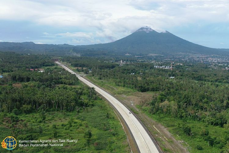 Pembangunan jalan tol ini dibagi menjadi dua tahap, yakni tahap 1 Manado-Airmadidi dan tahap 2 Airmadidi-Bitung.
