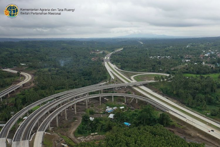 Jalan tol ini juga akan menjadi jalan akses utama ke Kawasan Ekonomi Khusus (KEK) Bitung dan Pelabuhan Internasional Bitung yang akan dibangun. 