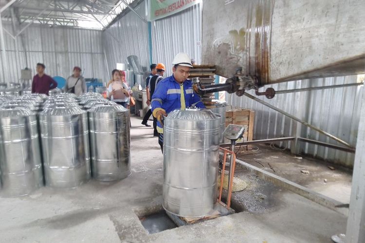 Salah seorang petugas mengisi olahan getah pinus ke dalam tong. Sebanyak 151,2 ton olahan getah pinus di Kawasan Ekonomi Khusus (KEK) ini, akan  di kirim ke negara Tiongkok, Minggu (28/4/2019)