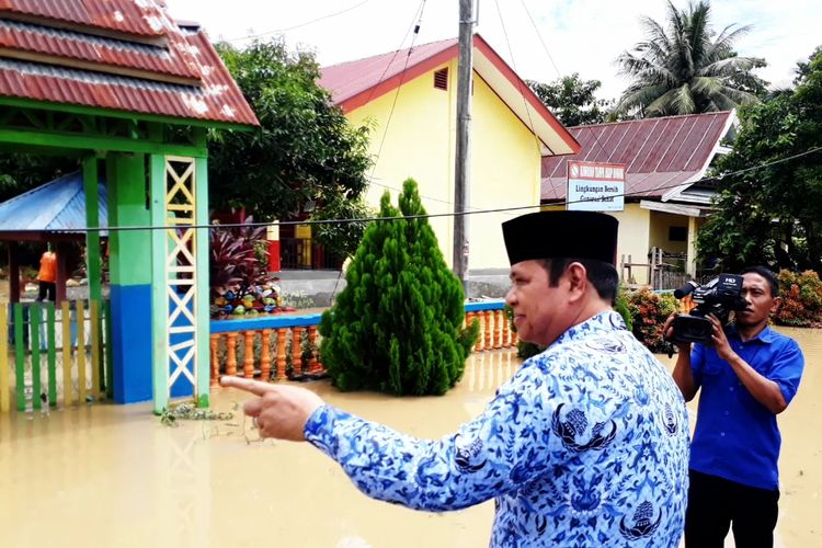 Bupati Luwu Basmin Mattayang meninjau sejumlah desa yang dilanda banjir, Senin (29/04/2019)