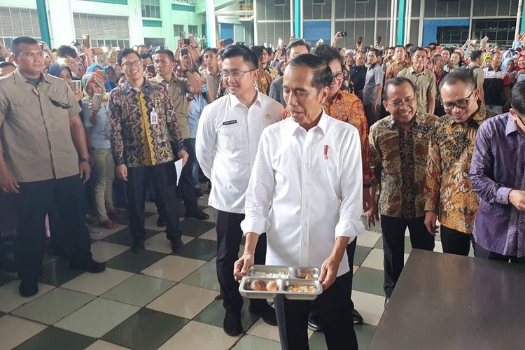 Presiden Joko Widodo meninjau sebuah pabrik sepatu di kawasan Cikupa, Kabupaten Tangerang, Banten, Selasa (30/4/2019). Usai peninjauan, Jokowi makan siang bersama para buruh.