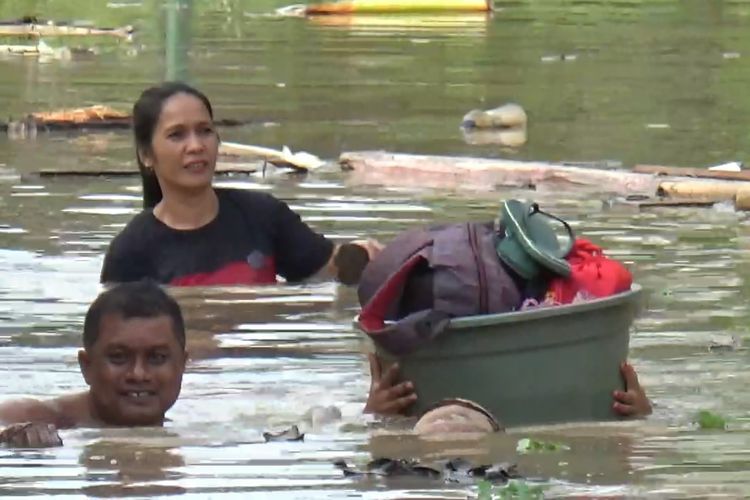 Sejumlah warga di Kabupaten Pinrang yang terdampak banjir luapan sungai Lasape, berusaha keluar dari desa mereka, Selasa (30/4/2019). 