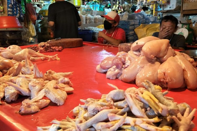 Boim, salah seorang pedagang daging ayam negeri di Pasar Baru Bekasi, Bekasi Timur, Kota Bekasi, Kamis (2/5/2019).
