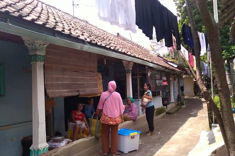 Ibu-ibu warga Palimanan Kabupaten Cirebon yang tinggal di sektar pabrik Indocement tengah mengobrol beberapa waktu lalu. 