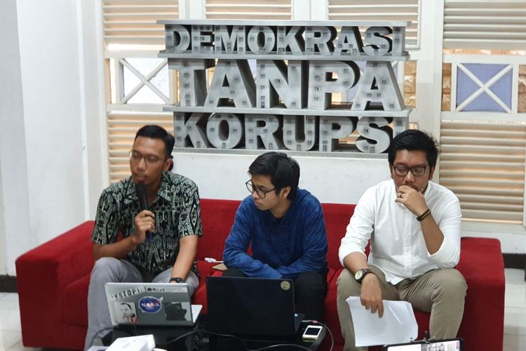 Peneliti TII Alvin Nicola (paling kiri) dan peneliti ICW Kurnia Ramadhana (paling kanan) dalam diskusi Evaluasi Kinerja KPK 2015-2019 di Kantor ICW, Jakarta, Minggu (12/5/2019).