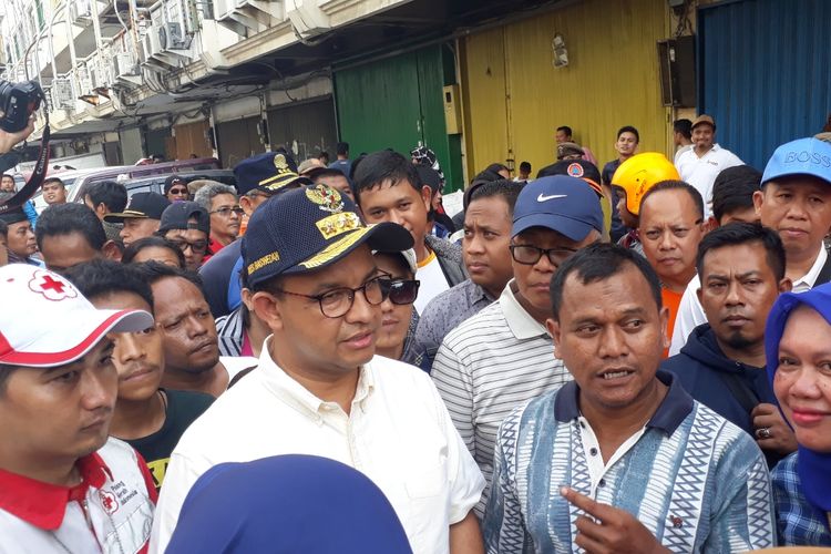 Gubernur DKI Jakarta Anies Baswedan saat meninjau lokasi kebakaran di RT 011, RW 005, Kelurahan Ancol, Kecamatan Pademangan, Jakarta Utara, Minggu (12/5/2019).