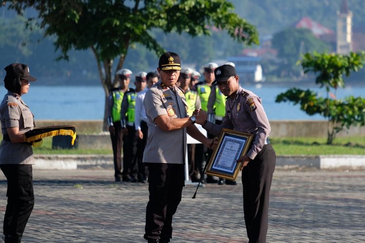 Kapolda Maluku, Irjen Pol Royke Lumowa memberikan piagam penghargaan kepada Anggota Subhumas Polres Pulau Ambon, Bripda Angga Badina di Lapangan Upaca Polda Maluku, Senin (13/5/2019)