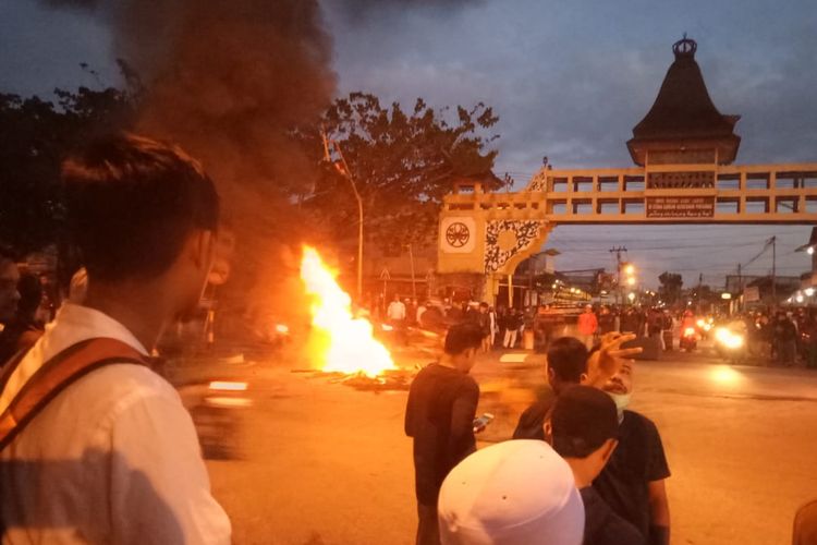 Suasana aksi sejumlah orang membakar ban bekas di Perempatan Jalan Tanjung Raya I, Kecamatan Pontianak Timur, Kota Pontianak, Kalimantan Barat, Rabu (22/5/2019). 