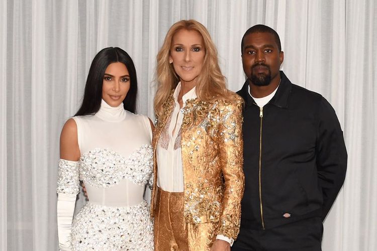 Kim Kardashian dan Kanye West berpose bersama penyanyi Celine Dion (tengah). Keduanya mebghadiri pertunjukan musik Dion pada momentum perayaan ulang tahun kelima pernikahan mereka.