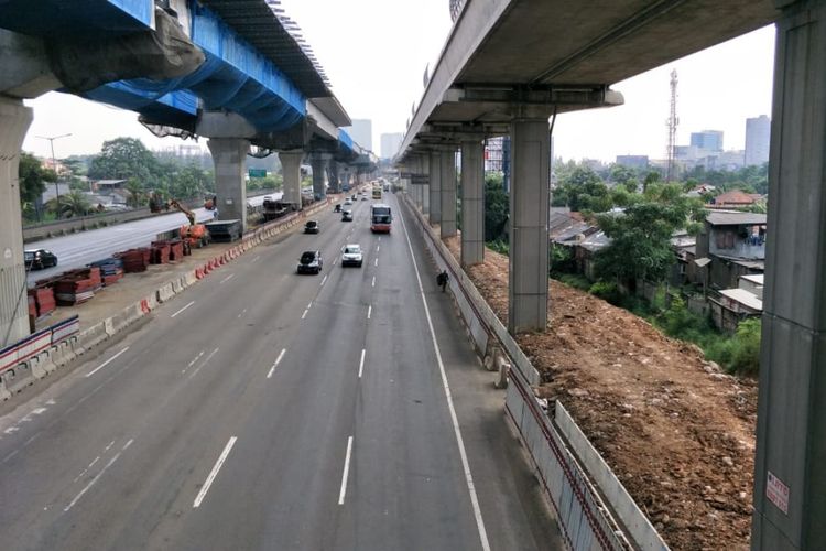Tampak arus lalu lintas ruas tol Jakarta-Cikampek arah Cipali Lancar, Jumat (31/5/2019).