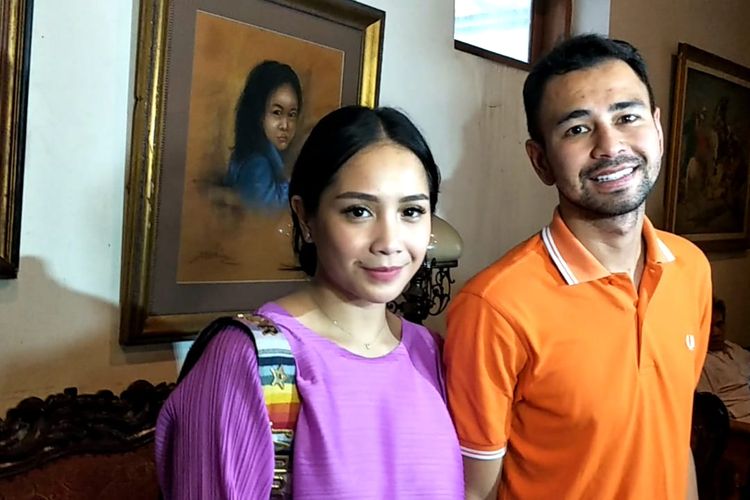 Raffi Ahmad bersama istrinya Nagita Slavina mendatangi kediaman ibunda Baim Wong di kawasan Cikini, Jakarta Pusat, Jumat (7/6/2019).