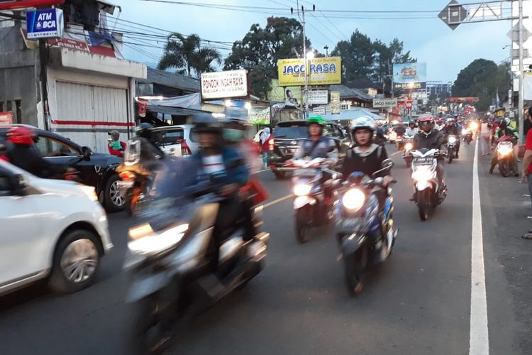 Jalur Puncak Cisarua Kabupaten Bogor, Jawa Barat, Sabtu (8/6/2019).