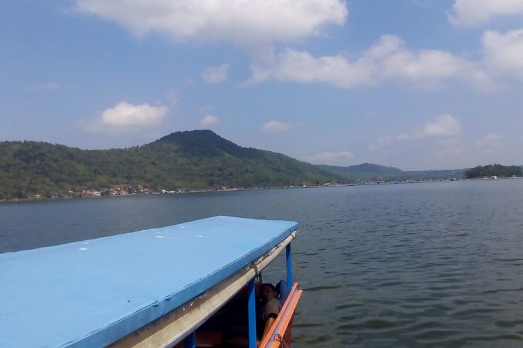 Panorama bukit dan hamparan waduk di Kawasan Wisata Waduk Darma di Kuningan, Jawa Barat..