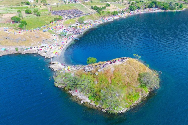 Ribuan tenda tumbuh bak jamur di pinggir Danau Toba dalam event Tao Silalahi Art Festival setahun yang lalu di Desa Paropo, Kecamatan Silahisabungan, Kabupaten Dairi. 