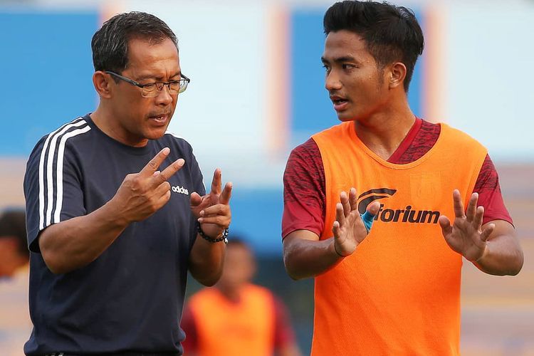 Pelatih Persela Aji Santoso (kiri) saat berdiskusi dengan Muhammad Hambali Tholib dalam sesi latihan.
