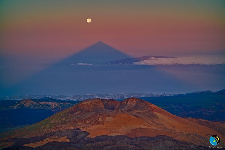 Bayangan puncak Gunung Berapi membentuk segitiga sempurna. Foto ini diambil oleh Juan Carlos Casado.