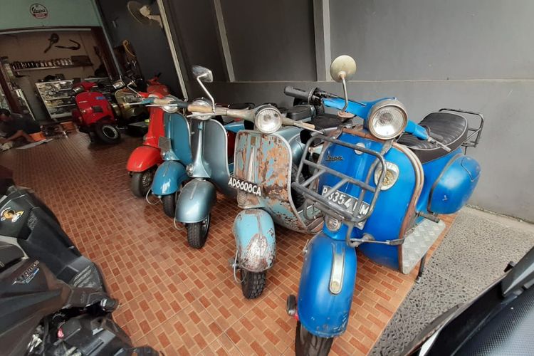 Deretan Vespa klasik yang akan direstorasi di Jaduls Scooter Garage.