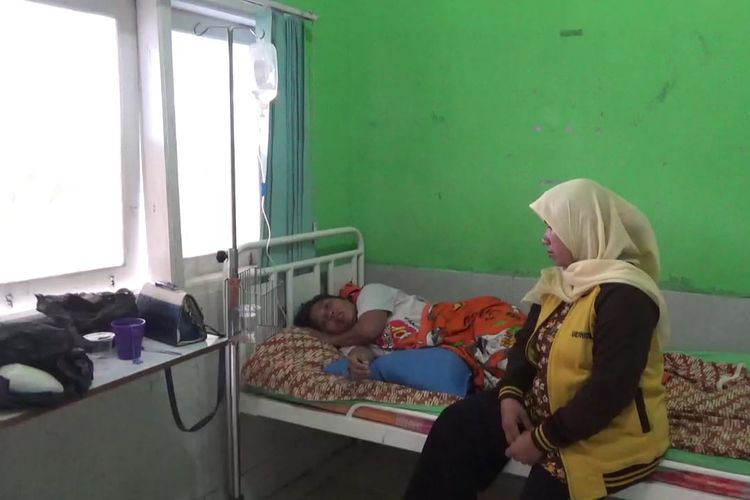 Seorang pasien korban diduga keracunan pindang ikan mas saat menjalani perawatan di Puskesmas Sindangbarang, Cianjur, Jawa Barat. 52 orang warga setempat mengalami keracunan dan dua diantaranya meninggal dunia